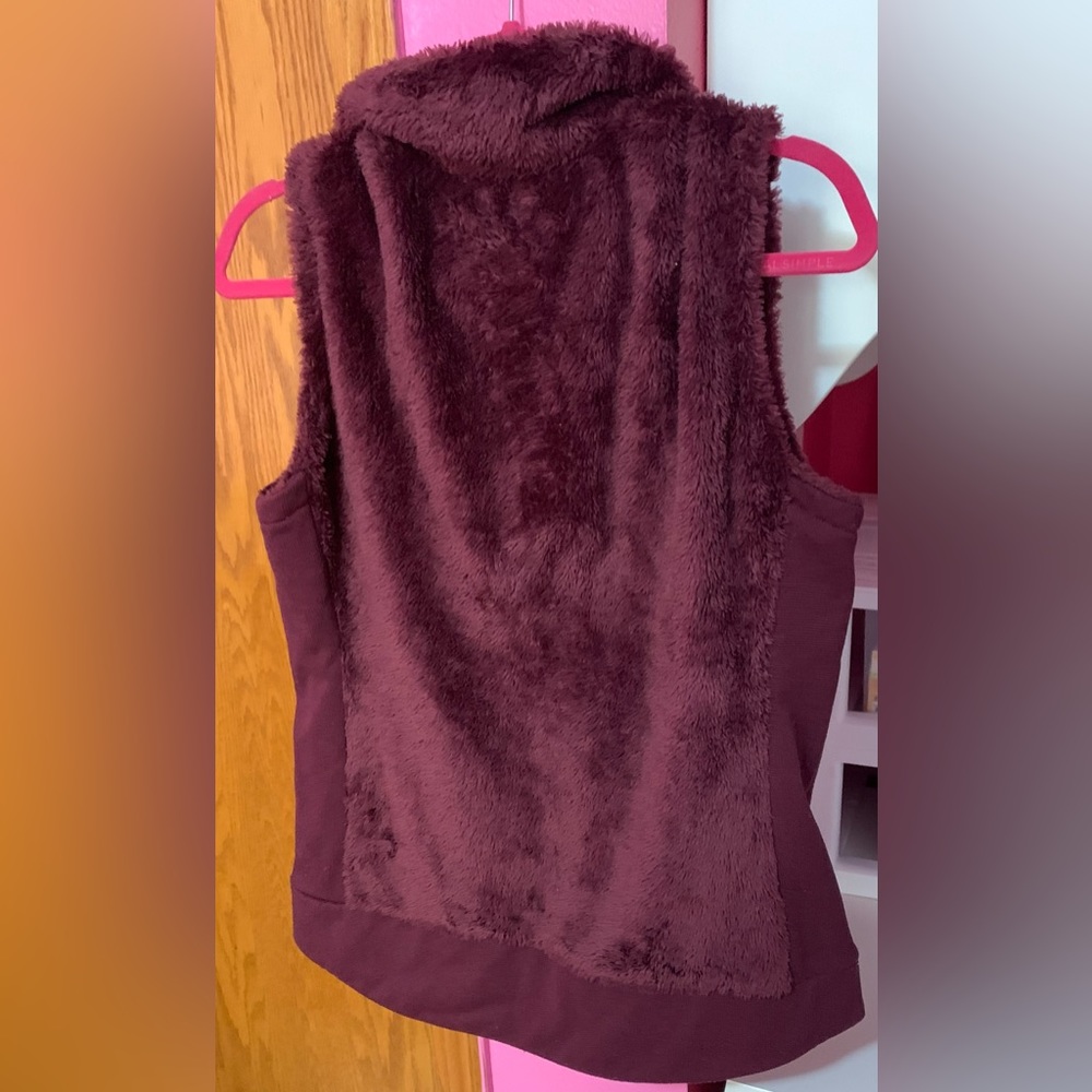 EUC. The North Face vest. Deep Purple Color. Size M. - Picture 2 of 6